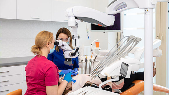 Nowoczesne Podejście do Leczenia Endodontycznego: Leczenie Kanałowe pod Mikroskopem