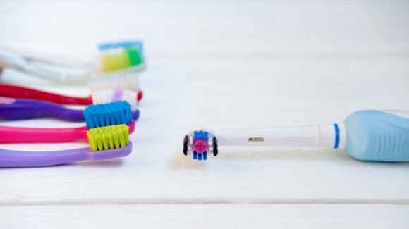 Wszystko, co musisz wiedzieć o szczoteczkach do zębów: manualne, elektryczne, soniczne, magnetyczne, międzyzębowe i do języka.