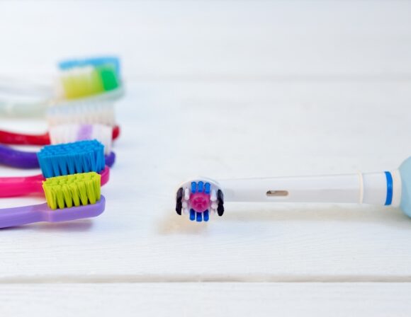 Wszystko, co musisz wiedzieć o szczoteczkach do zębów: manualne, elektryczne, soniczne, magnetyczne, międzyzębowe i do języka.